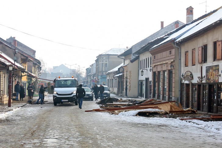 Rušenje letnjih bašta u Tešnjaru