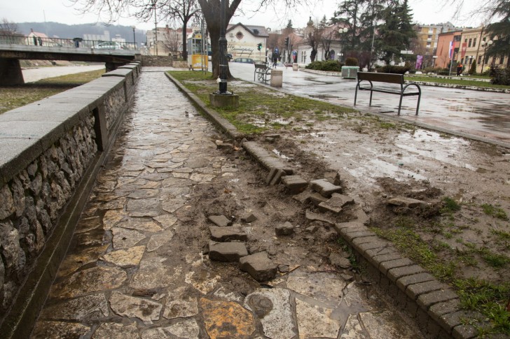 Oštećene ploče uz stazu