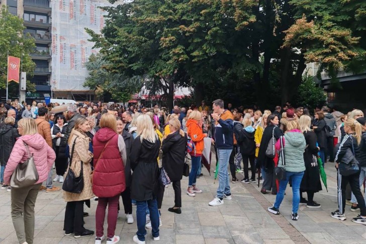 Protest prosvetnih radnika na Gradskom trgu