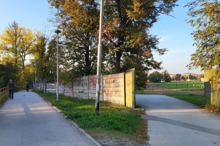 Staza pored stadiona