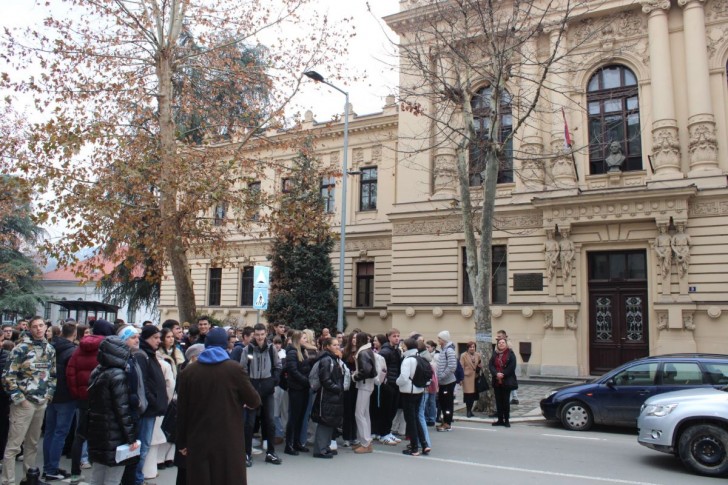 Akcija 15 minuta za 15 života ispred Gimanzije