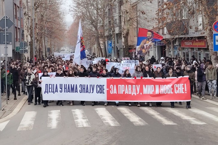 Gimnatijalci u protesnoj šetnji