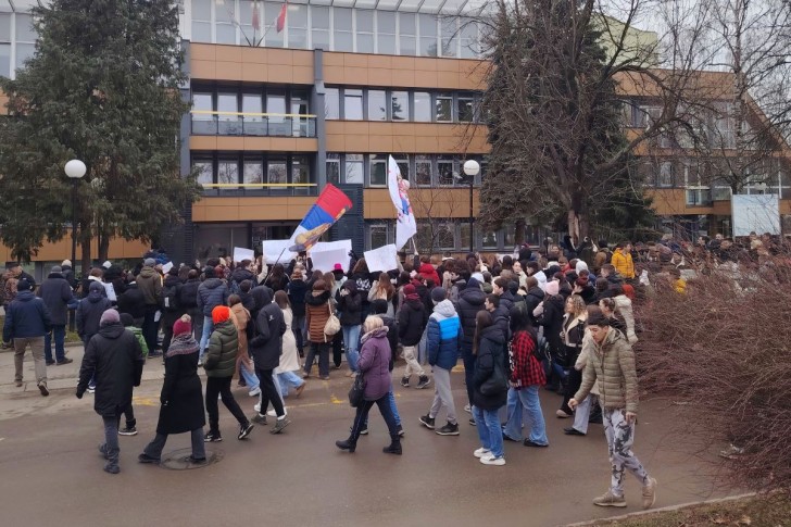 Gimnazijalci ispred Doma zdravlja