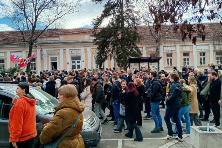 Protest ispred Medicinske