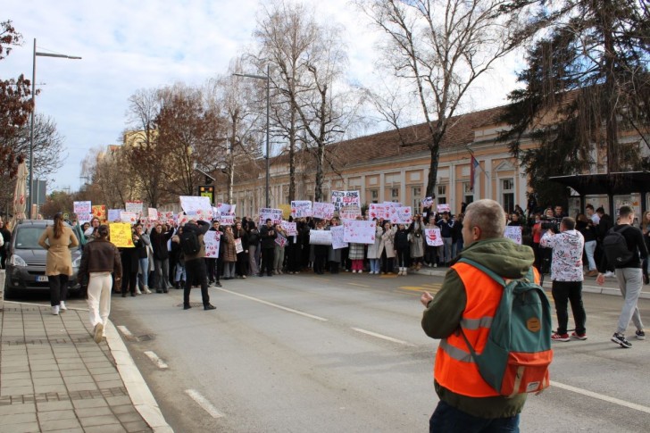 Učenici Medicinske ispred škole