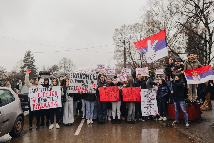 Đaci Ekonomske ispred škole