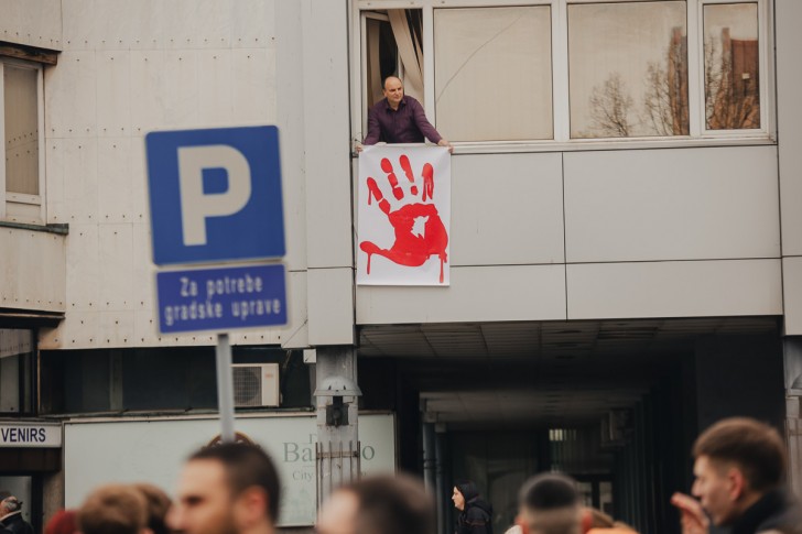 Otisak krvave šake na gradskoj kući