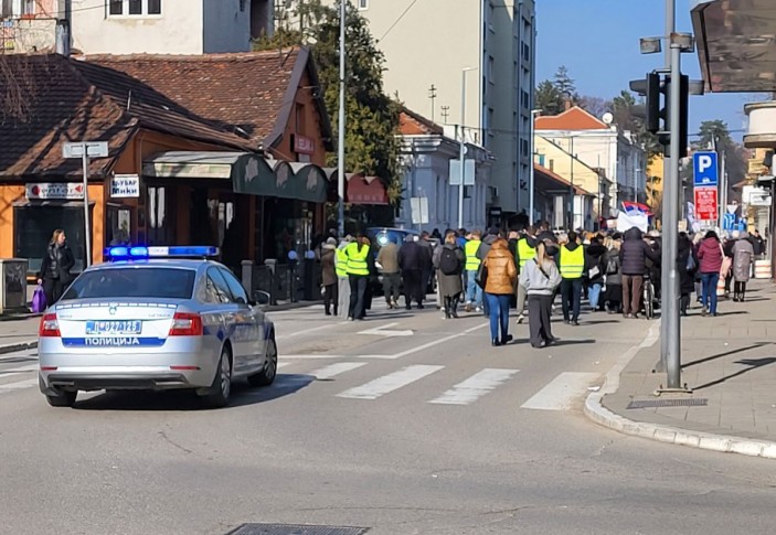 Policija obezbeđuje skup