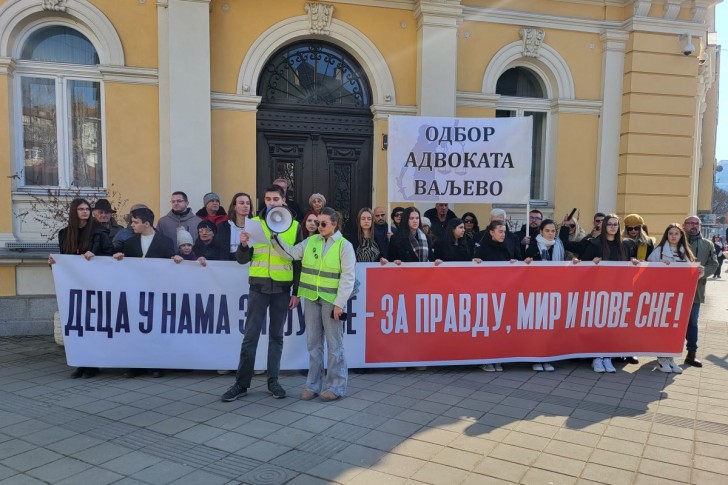 Gimnazijalci i advokati ispred Višeg suda