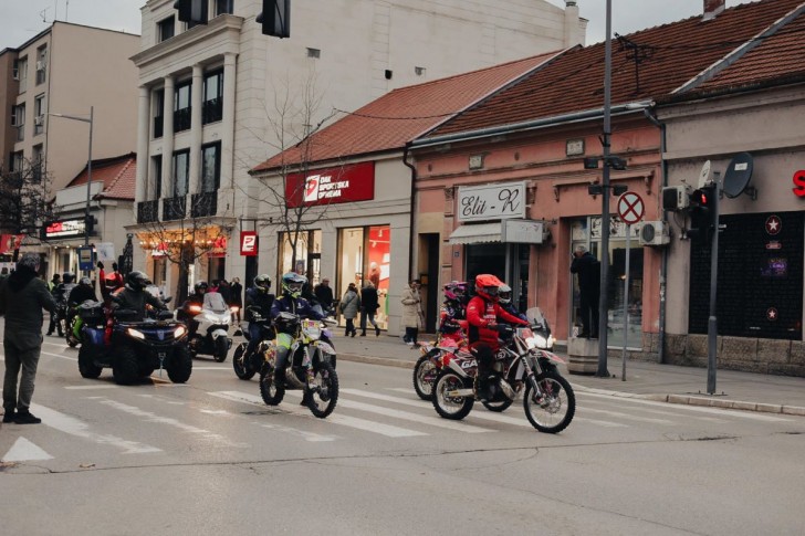 Bajkeri na čelu protestne kolone