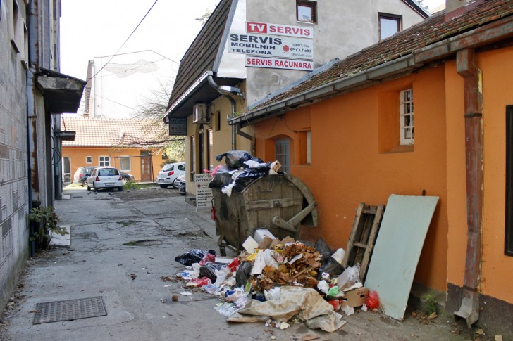 Smeće u prolazu kod Dečje biblioteke