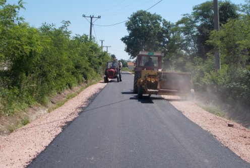 Prvi asfalt kroz centar Vukone (foto: Dragana Nedeljković)