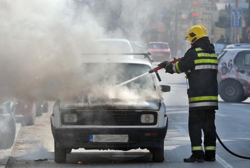 Gašenje zapaljenog automobila (arhiva) (foto: Đorđe Đoković)