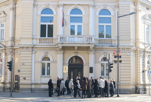 Advokati ispred Višeg suda (foto: Đorđe Đoković)