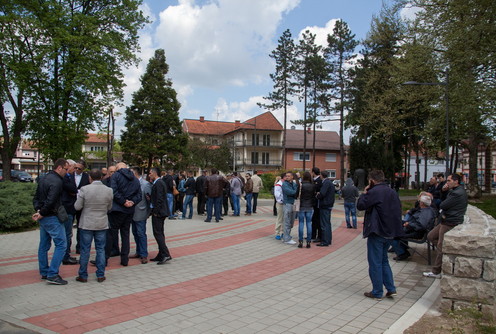 Valjevski naprednjaci čekaju ministarku (foto: Đorđe Đoković)