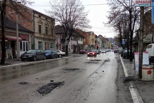 Nakon krpljenja rupa u Knez Mihailovoj (foto: Đorđe Đoković)