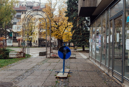 Daska i znak umesto poklopca (foto: Đorđe Đoković)