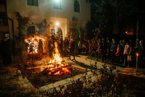 Paljenje badnjaka na Badnje veče (foto: Đorđe Đoković)