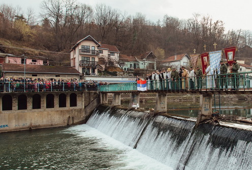 Spuštanje krsta u Gradac (foto: Đorđe Đoković)