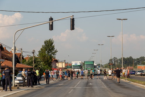 Blokada duplih traka kod obilaznice (foto: Đorđe Đoković)