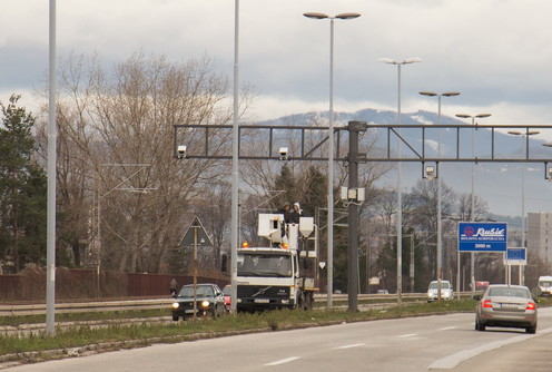 Postavljanje kamera na izlazu iz Valjeva ka Beogradu (arhiva) (foto: Đorđe Đoković)