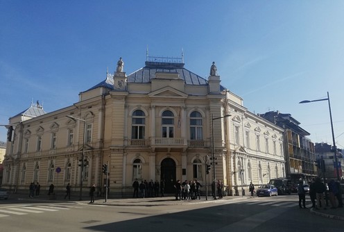 Ispred Višeg suda nakon izricanja presude (foto: Kolubarske.rs)