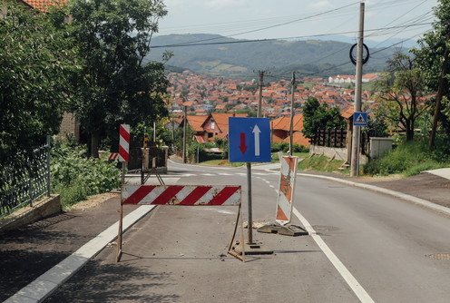 Obeleženo oštećenje na Ulici Jakova Nenadovića (avgust) (foto: Đorđe Đoković)