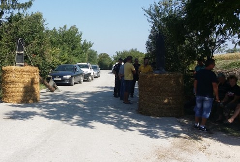 Blokada puta Kamenitovac-Prijezdić  (foto: Kolubarske.rs)