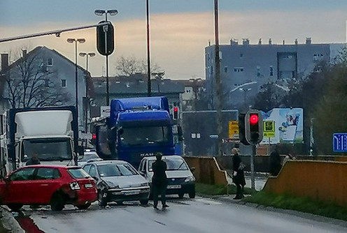 Saobraćajka na duplim trakama (foto: Milan Pantelić)