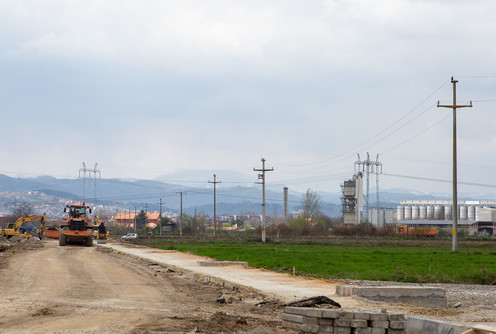 Saobraćajnica i dalekovodi (ilustracija) (foto: Đorđe Đoković)