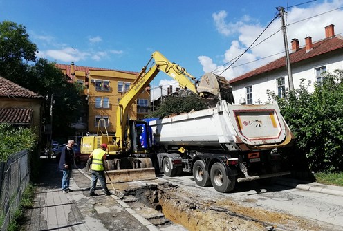 Radovi na vrelovodu u Železničkoj (foto: Kolubarske.rs)