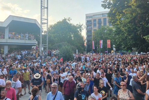 Protest na Gradskom trgu (foto: Kolubarske.rs)