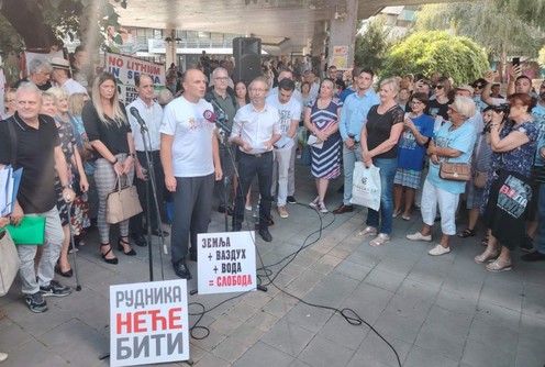 Odbornici opozicije i građani (foto: Kolubarske.rs)