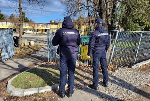 Policajci ispred osnovne škole (foto: Kolubarske.rs)