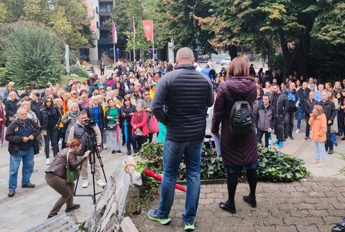 Protest prosvetnih radnika na Gradskom trgu (foto: Kolubarske.rs)