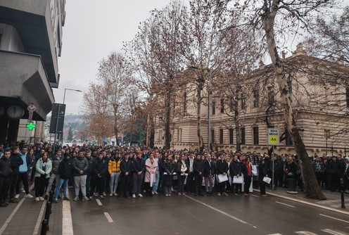 15 minuta tišine ispred Valjevske gimnazije (foto: Kolubarske.rs)