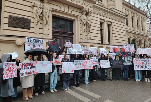 Protest srednjoškolaca ispred Gimnazije (foto: Kolubarske.rs)