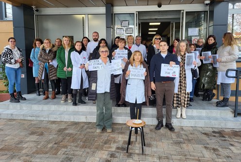 15 minuta tišine - Zaposleni ispred Doma zdravlja (foto: Kolubarske.rs)