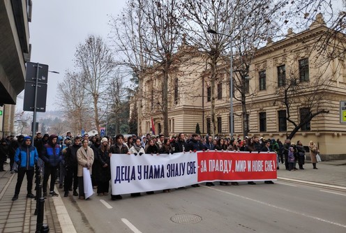 15 minuta tišine ispred Gimnazije (20.01.2025.) (foto: Kolubarske.rs)