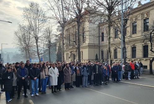 23 minuta tišine ispred Gimnazije (foto: Kolubarske.rs)