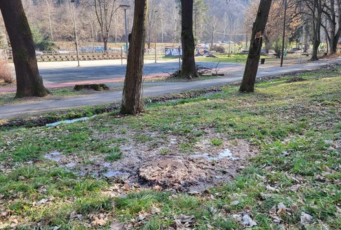 Izlivaju se fekalije u Parku Pećina (foto: Kolubarske.rs)