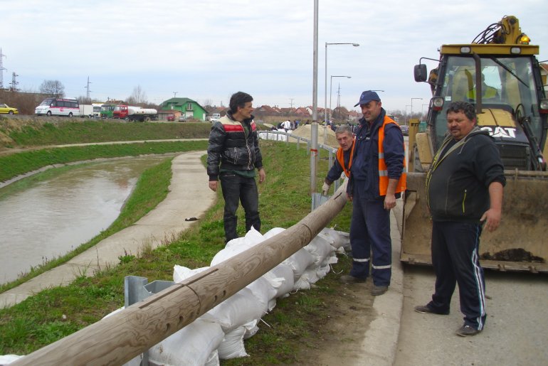 Dzakovi se postavljanju na najkriticnijim mestima na Ubaci (foto: Dragana Nedeljković)