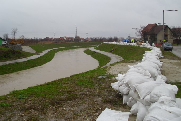 Podizanje nasipa (foto: Dragana Nedeljković)