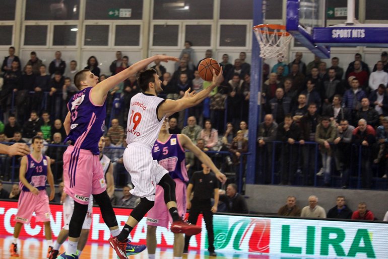 Prodor Ljubičića pored Jokića (foto: Đorđe Đoković)