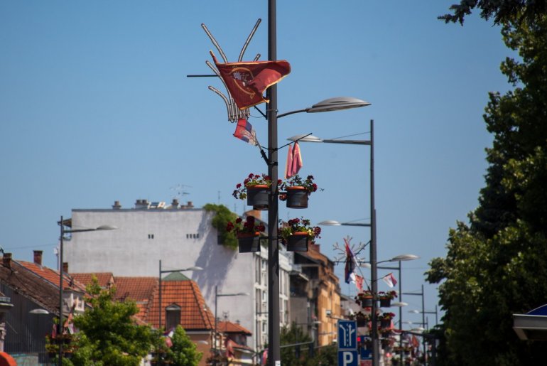 Dekor na stubovima u Karađorševo (foto: Đorđe Đoković)