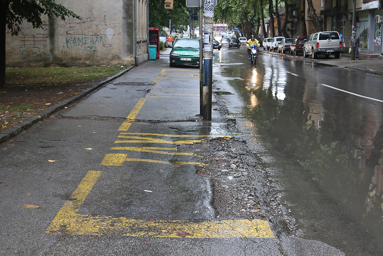 Trotoar u Sinđelićevoj (foto: Đorđe Đoković)