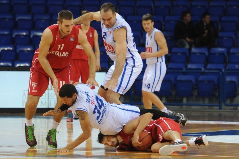 Bakić sa loptom na podu ispod Josepha (foto: www.aba-liga.com)