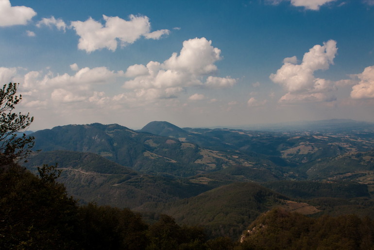 Pogled sa Srednjeg Povlena ka Jablaniku i Medvedniku (foto: Đorđe Đoković)