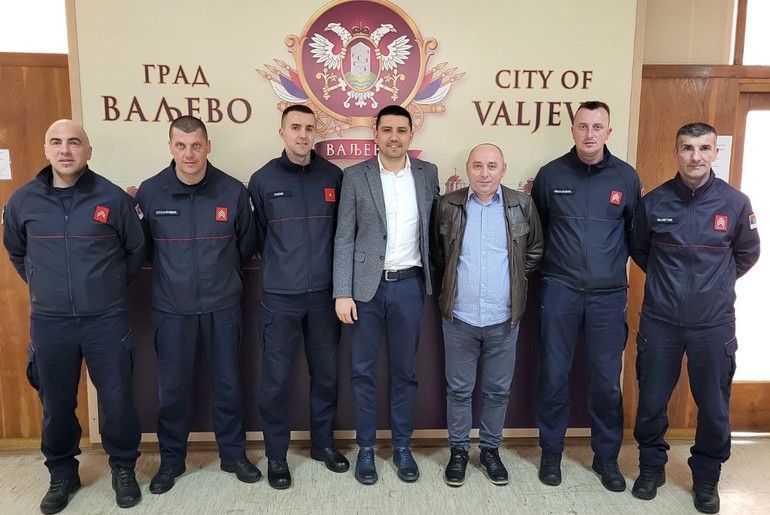 Vatrogasci-spasioci iz Valjeva i gradonačelnik (foto: www.valjevo.rs)