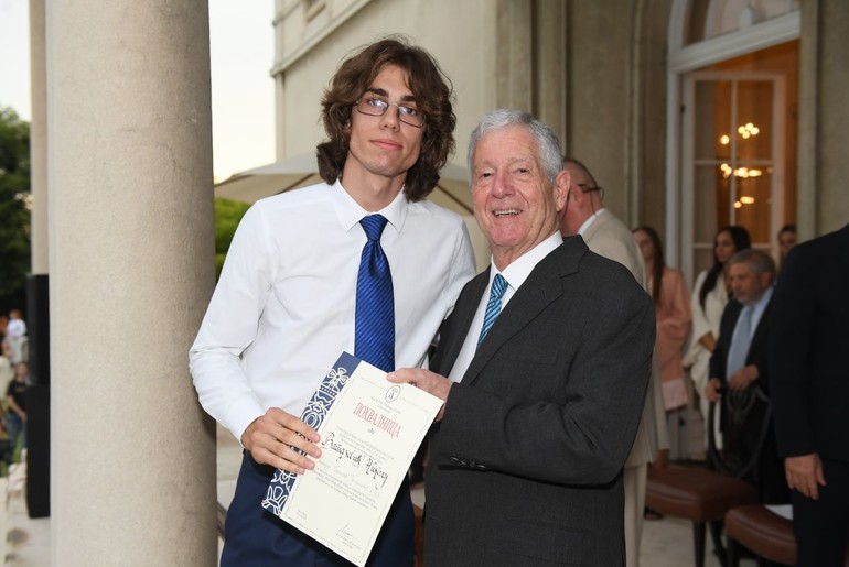 Đak generacije Nikola Vatazević sa prestolonaslednikom Aleksandrom Karađorđevićem (foto: Fond Kraljevski dvor)